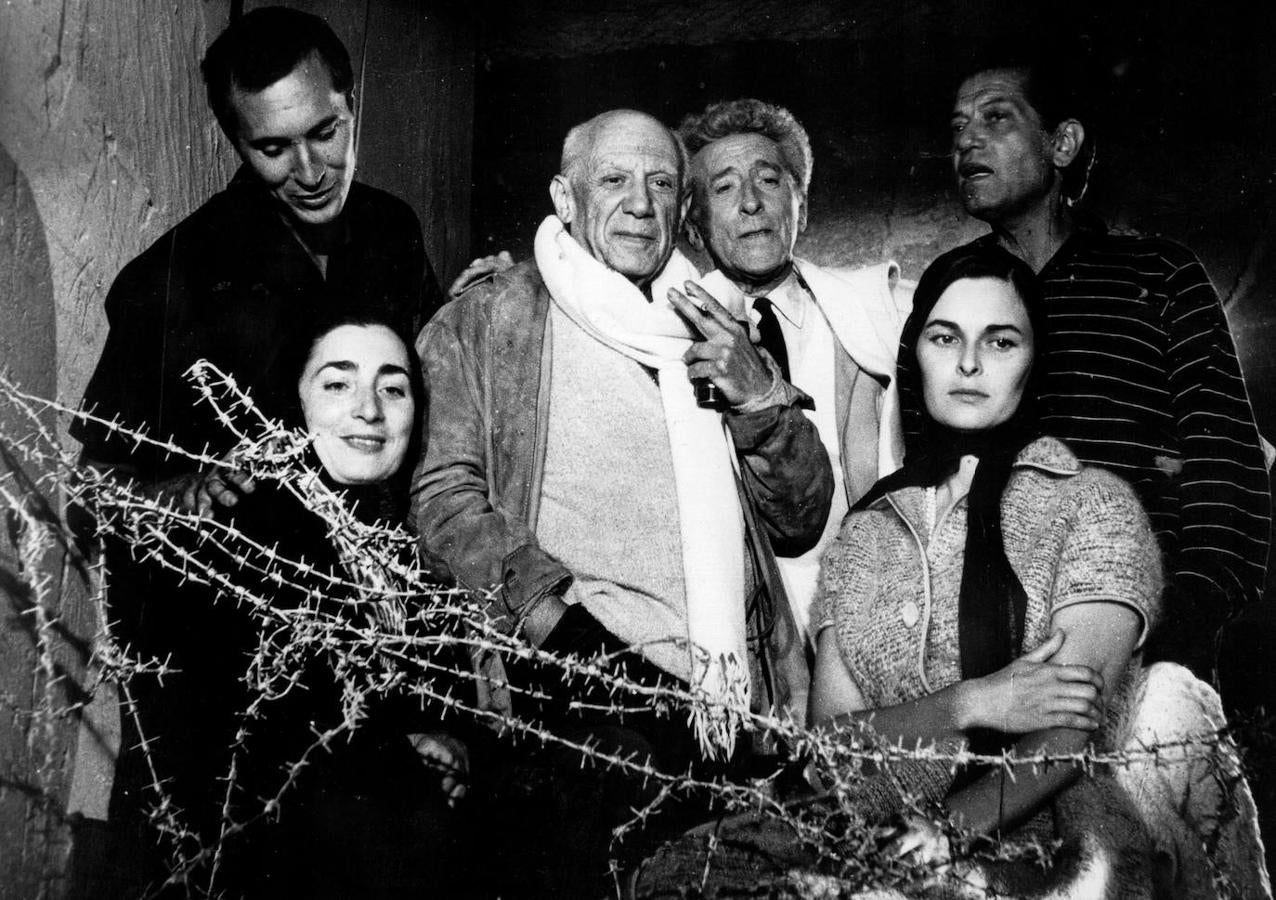 Picasso había conocido al matrimonio del matador y la actriz en 1958, tras una corrida en Arlés, al sur de Francia, y por mediación del escritor y cineasta francés Jean Cocteau. Pese a que llegaron a ser grandes amigos, en un primer momento al pintor no le resulta simpático el matador de toros pero poco a poco aquellos recelos dieron pie a una sólida amistad.
