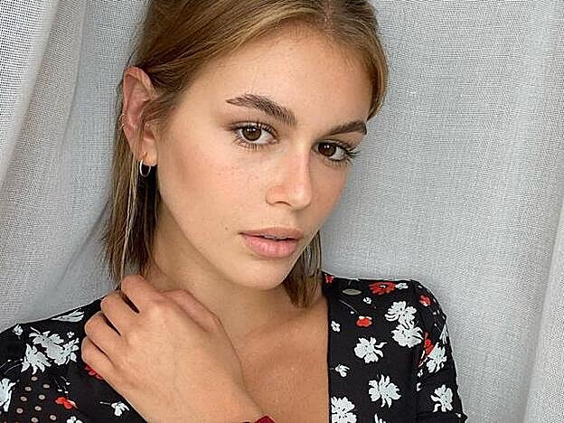 El sérum con niacinamida de seis euros que esta famosa top model utiliza para cuidar su piel sensible, hidratar sin generar grasa y evitar las manchas