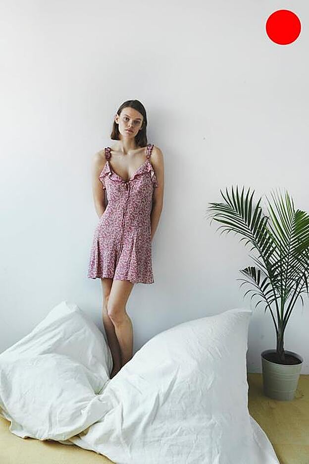 Mini vestido con estampado de flores en tonos rosas de la colección de primavera de Zara (25,99 euros)