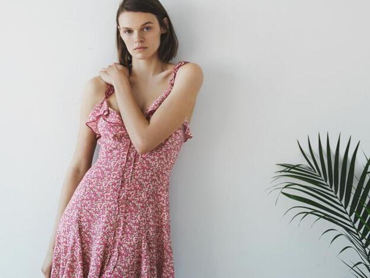 Este vestido con estampado floral y volantes es una de las prendas más bonitas de la colección de primavera de Zara. Descubre otros diseños que no puedes perderte.