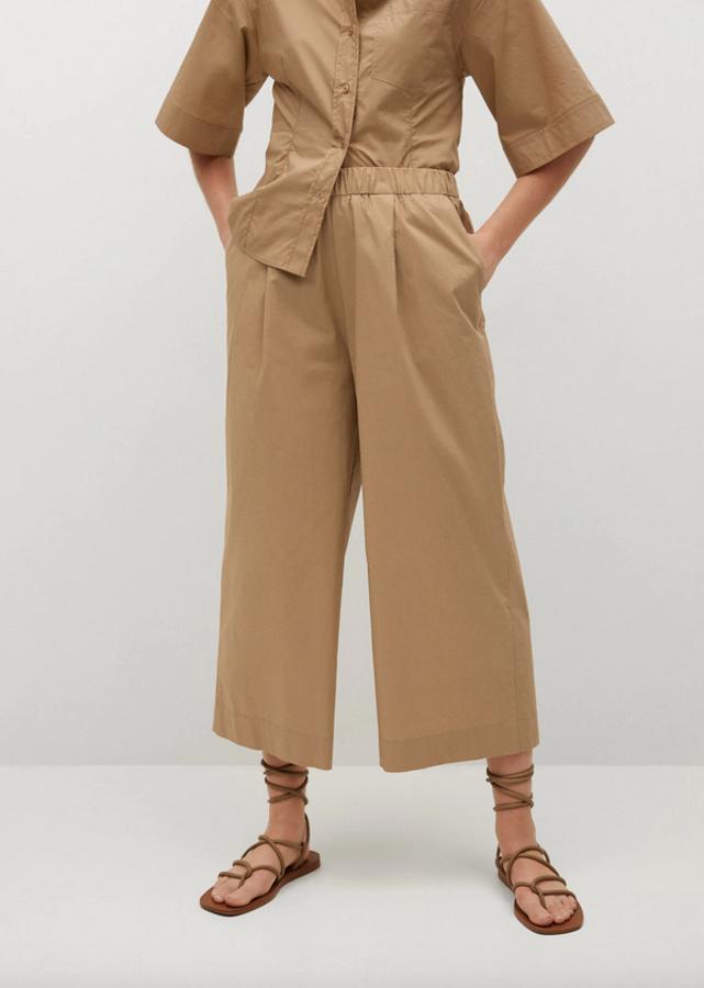 Dentro de la colección sostenible de Mango hemos encontrado este pantalón culotte de diseño oversize con tiro medio, cintura elástica y dos bolsillos laterales. Tiene un precio de 25,99 euros y está disponible entre las tallas XS y XL.