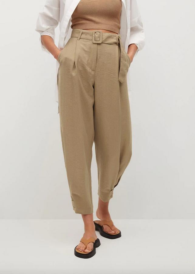 Con detalle de pinzas, tiro alto y trabillas para cinturón ajustable a tono con hebilla forrada, este pantalón forma parte de la colección sostenible de Mango y está disponible entre las tallas 36 y 42 y en la 46 por 39,99 euros.