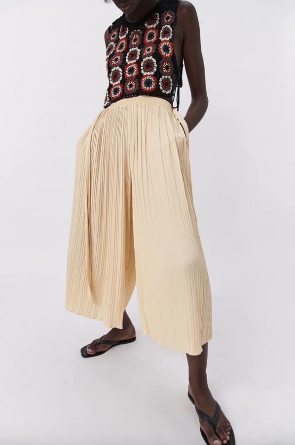 Diseño plisado para este pantalón de Zara de tiro alto con cintura elástica y pernera ancha. Con detalle de lazada en el mismo tejido, podemos encontrarlo entre las tallas XS y XXL, por 22,95 euros.