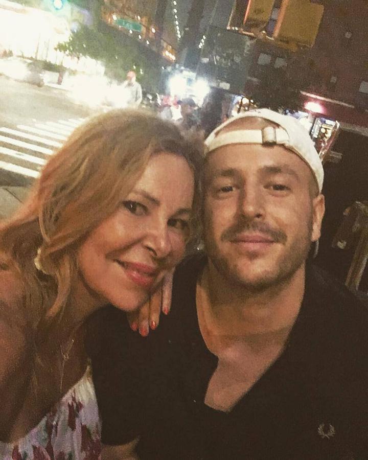 Ana Obregon y Álex se trasladaban rápidamente a Nueva York para comenzar con el tratamiento. La actriz reconocía que el tiempo alli fue muy duro. Álex llegaba a la ciudad con morfina y tenía unos dolores horribles, a eso se sumaba que en Estados Unidos no puedes estar más de un mes y medio en un hotel y tuvieron que cambiar de alojamiento cuatro veces hasta que encontraron un apartamento. El joven, desde que se conoció su enfermedad, publicó múltiples mensajes inspiradores sobre su lucha en redes sociales