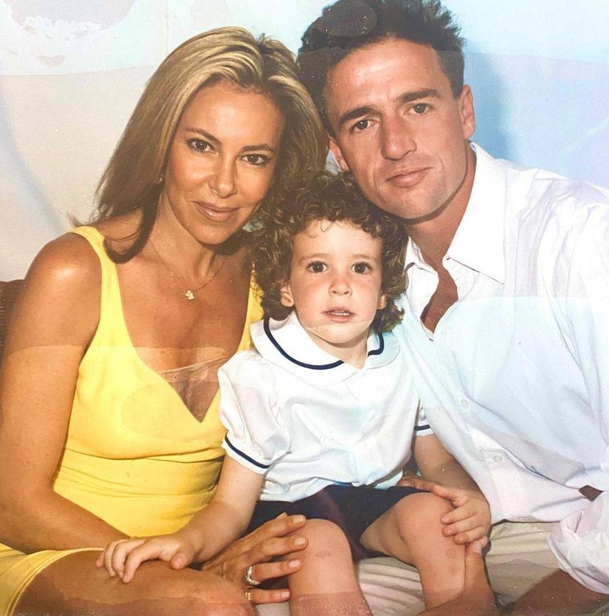 Ana Obregón y Alessandro Lequio empezaron una apasionada relación sentimental se fueron a vivir juntos a los tres meses de que comenzara su romance y que Ana se quedó embarazada a los seis meses. Álex era conocido incluso antes de su nacimiento sus padres daban la noticia al mundo en la revista ¡HOLA!.