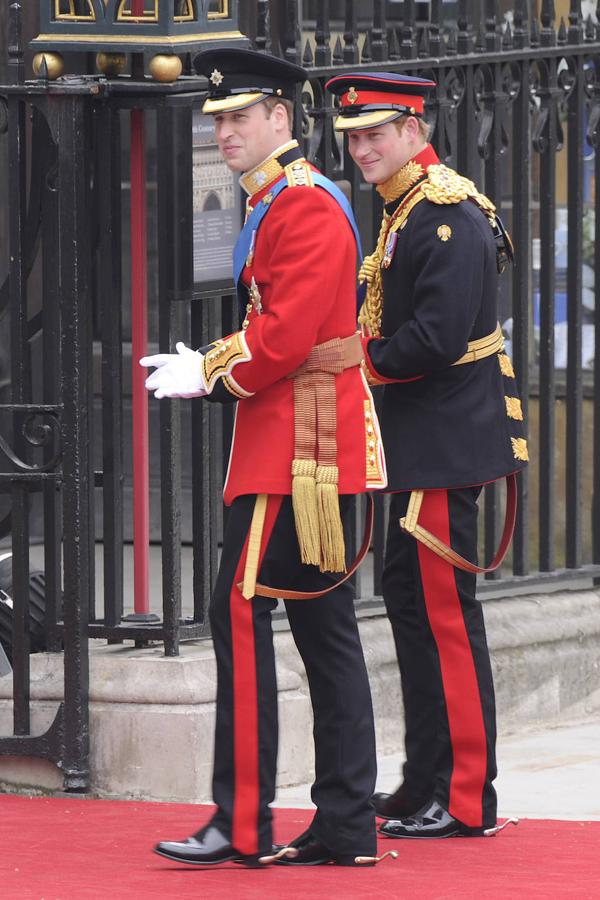 El principe Guillermo llegaba a la Abadía de Westminster luciendo el traje de Coronel de la Guardia Irlandesa en un vivo color rojo. El padrino que eligió para la ocasión fue a su hermano Enrique.