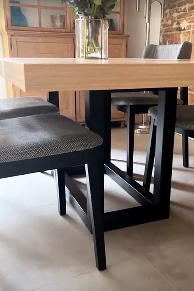 Madera oscura, tapizado, madera clara y la pared del fondo. Mezcla de tonos cálidos y texturas en el salón de Nagore Robles.