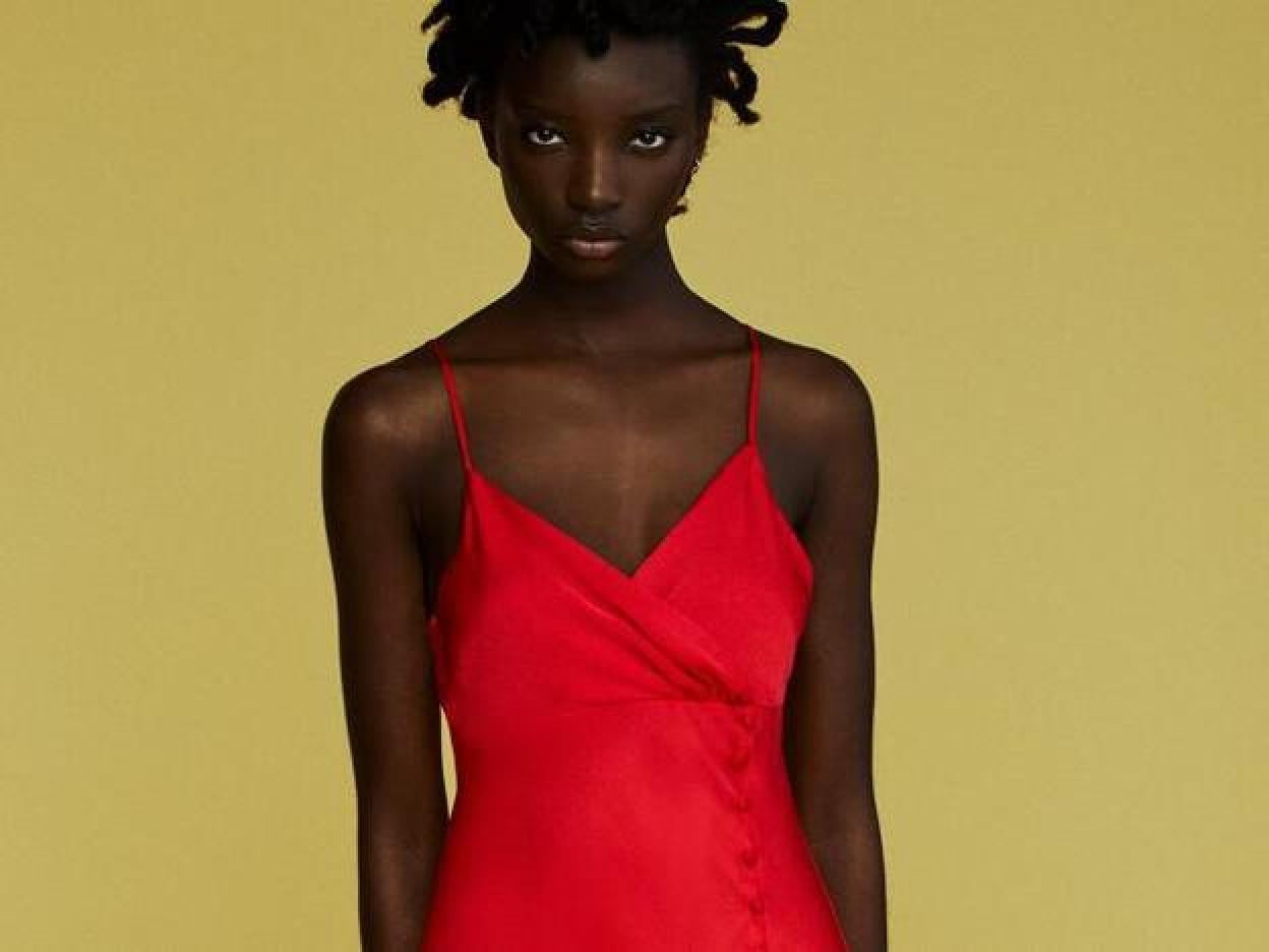 Este vestido rojo de estilo lencero de la colección de primavera de Zara se va a convertir en uno de los más deseados. Descubres otros diseños que están arrasando.