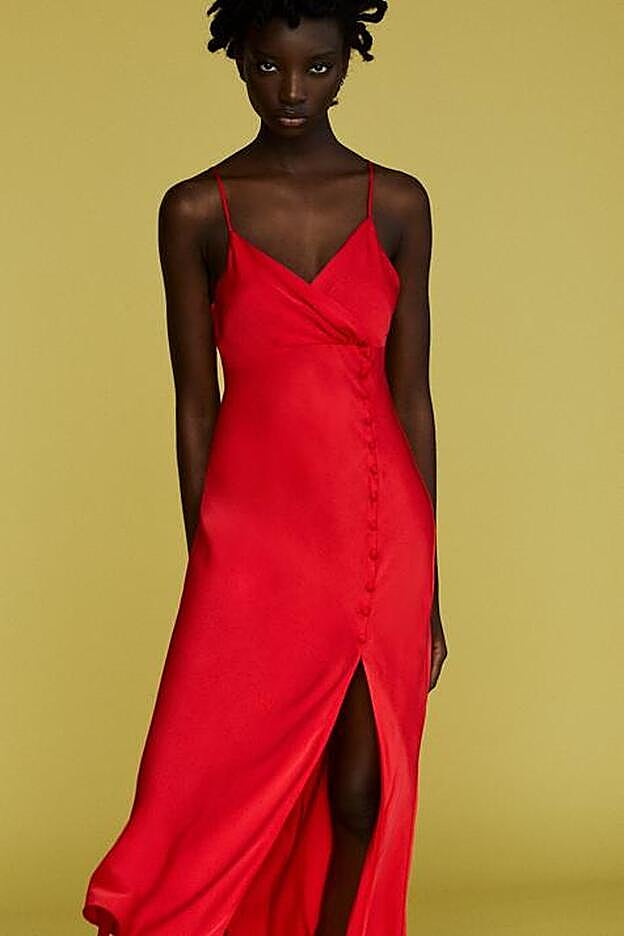 Vestido rojo de tirantes con botones laterales de la nueva colección de primavera de Zara (25,99 euros)