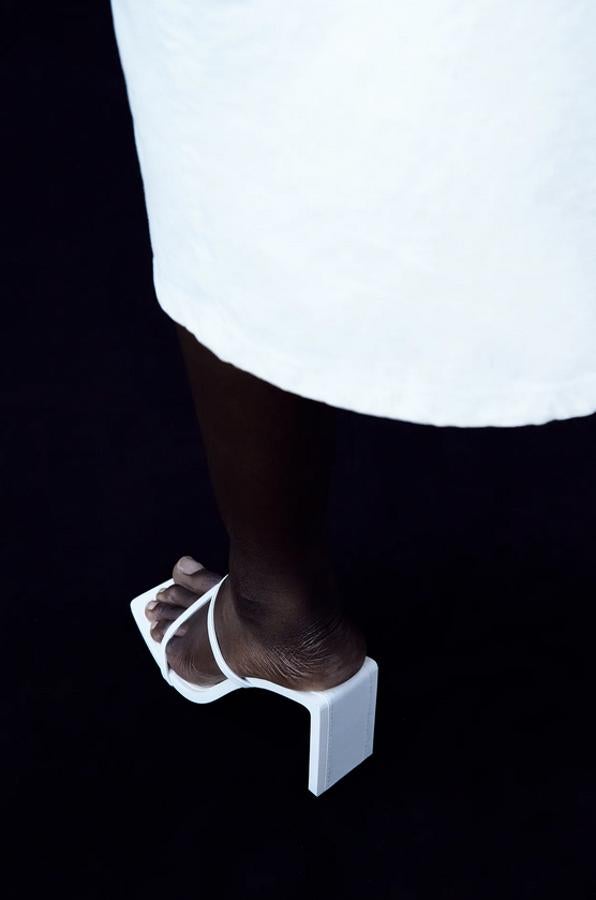 Dos tiras sobre el empeine para estas sandalias de color blanco de Zara con punta y talón cuadrados y tacón plano de 9 centímetros que cuesta 55,95 euros y está disponible entre los números 36 y 41.