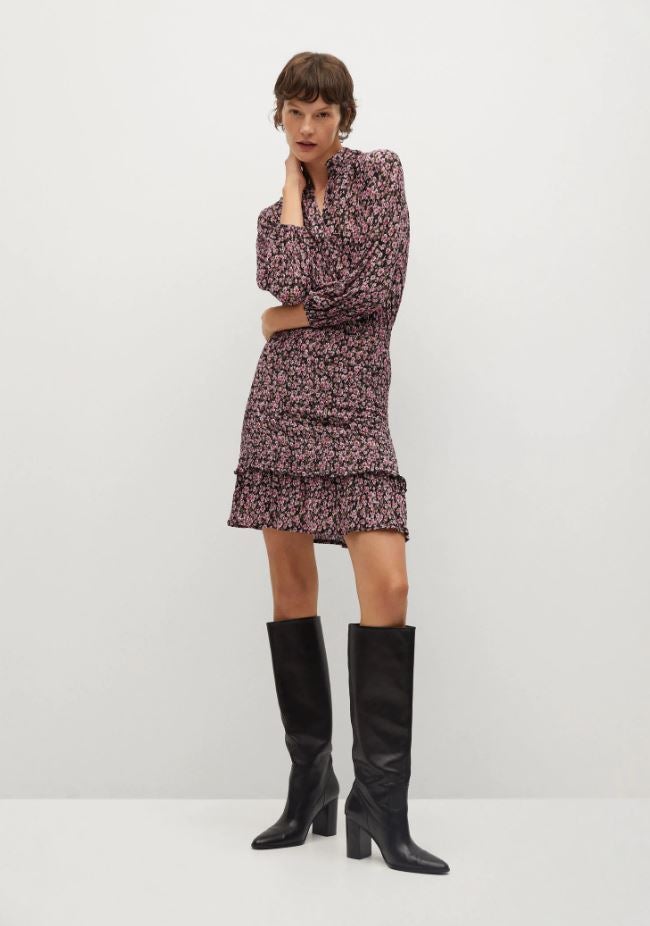 Mini vestido fruncido con estampado floral de las rebajas mid season de Mango (15.99 euros).