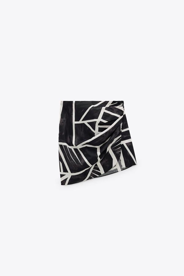 Mini falda drapeada con estampado en blanco y negro de Zara (25,99 euros)