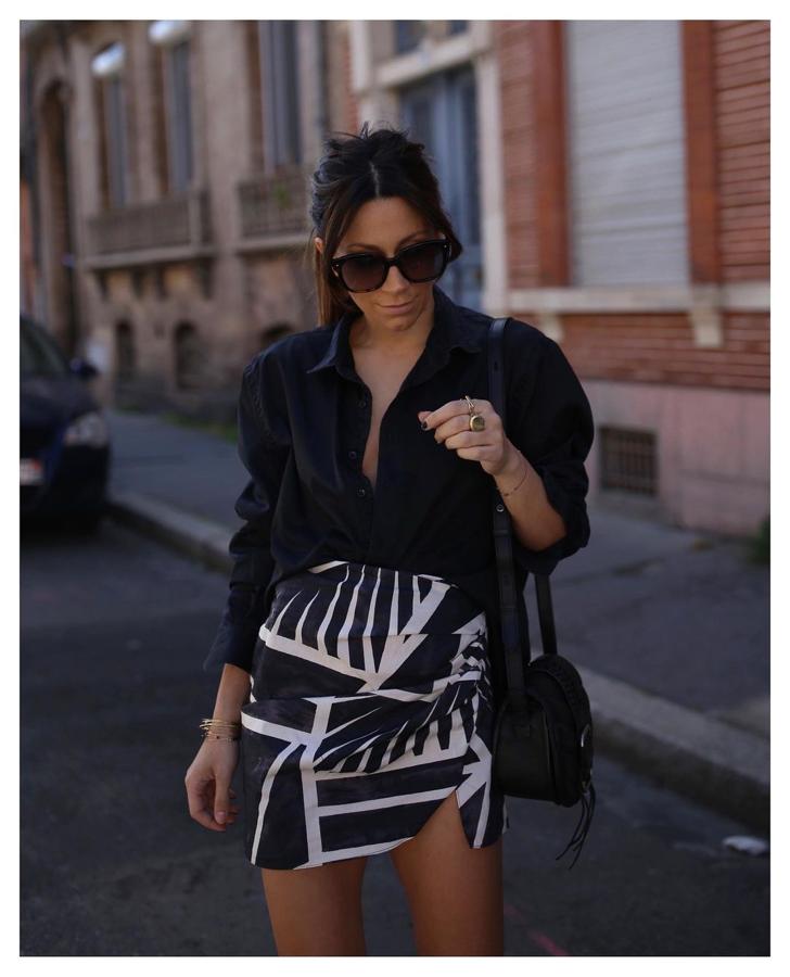 Look con minifalda drapeada en blanco y negro de la colección de primavera de Zara. Llévala con camisa y accesorios de color negro.