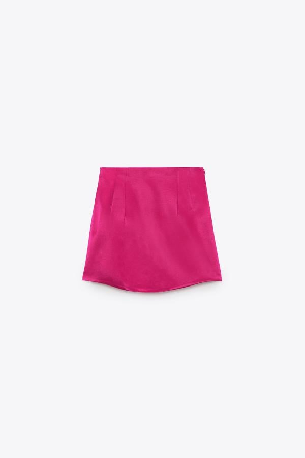 Mini falda satinada con bajo asimétrico de color fucsia de la colección de primavera de Zara (25,99 euros)