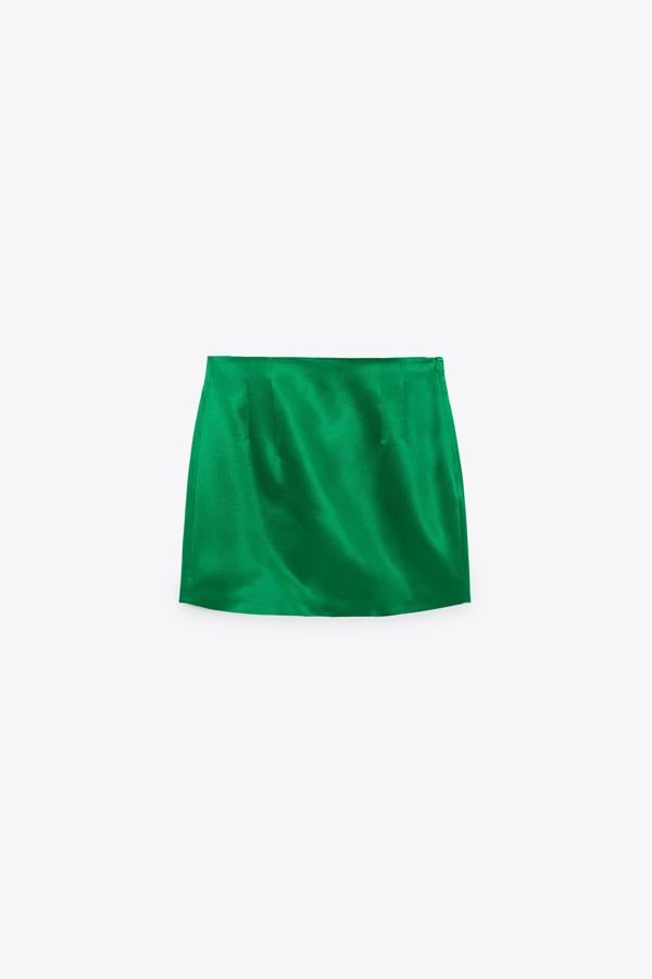 Mini falda de color verde la colección de primavera de Zara (25,99 euros)