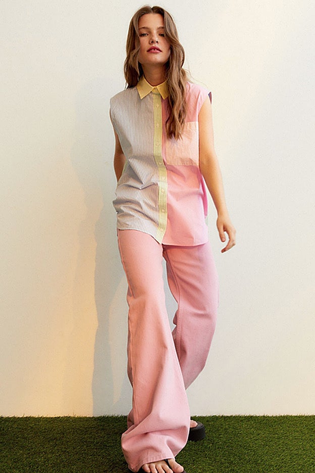 Camisa de rayas sin mangas de la nueva colección de Stradivarius.