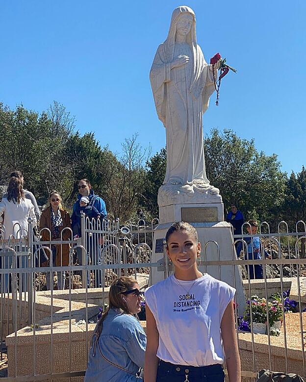 Mar Torres, muy sonriente, en el monte Krizevarc (lugar de peregrinación por las supuestas apariciones marianas).