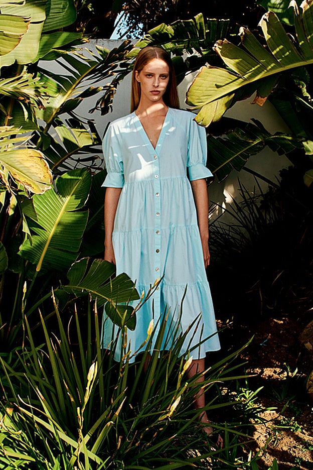 Vestido de popelín azul mucho más veraniego, de la nueva colección de Zara.