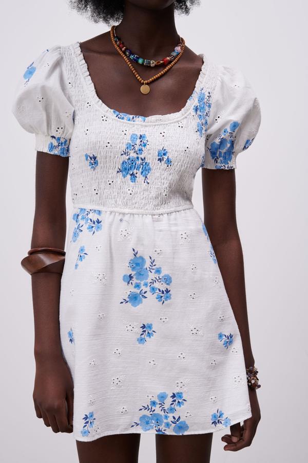 Mini vestido calado con estampado de flores de Zara (29,99 euros)