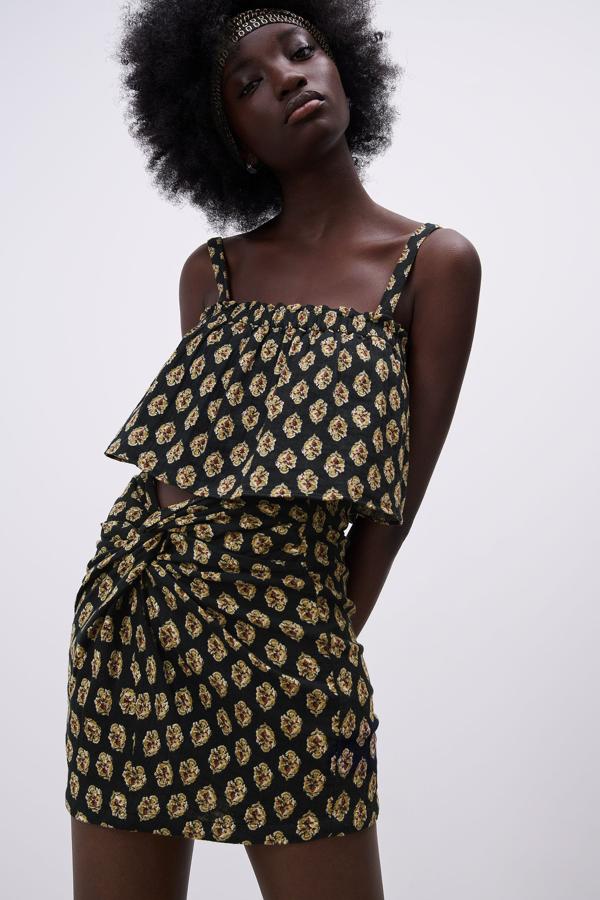 Mini falda con estampado multicolor de Zara (19,99 euros)