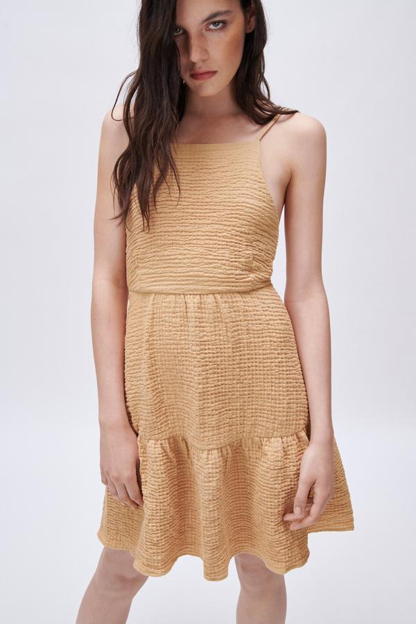 Vestido color naranja con escote halter de Zara (29,99 euros)