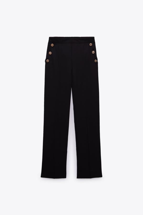 Pantalón con botones dorados de Zara (29,99 euros)