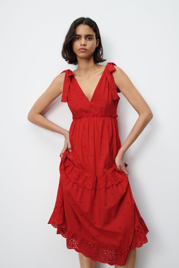 Vestido de color rojo con calados de Zara (49,99 euros)