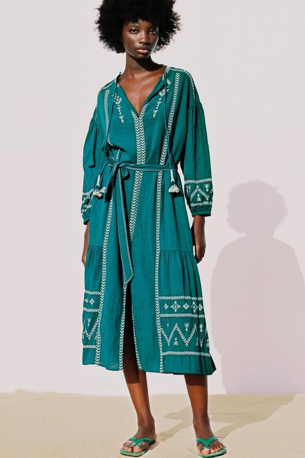 Vestido midi con bordados de Zara (39,99 euros)