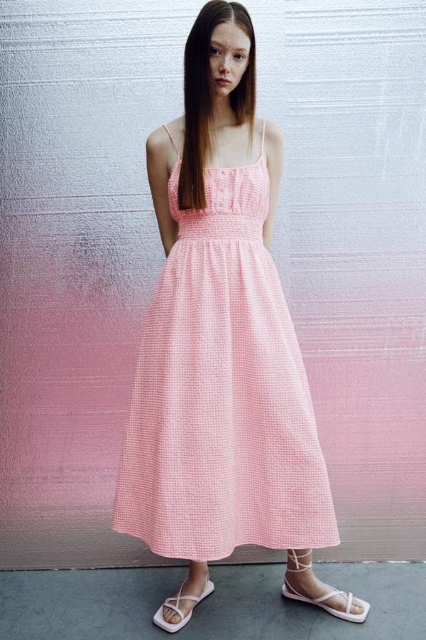 Vestido midi con estampado vichy de Zara (29,99 euros)