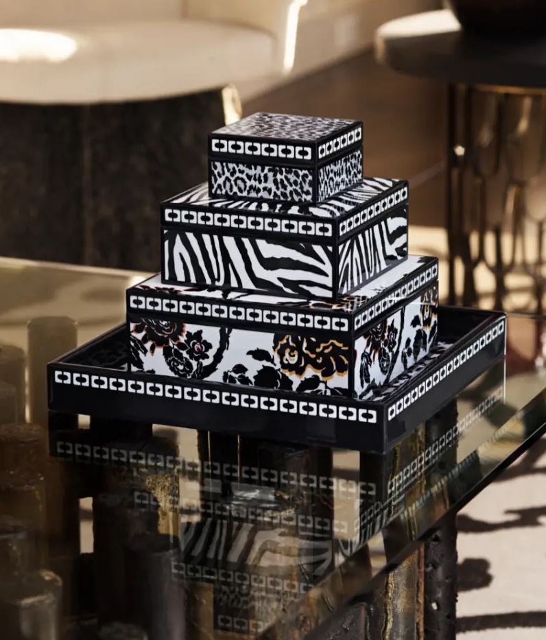 Las cajas animal print de la colección deco de Diane Furstenberg x H&M Home están disponibles a partir de 24.99 euros, y la bandeja cuesta 49.99 euros.