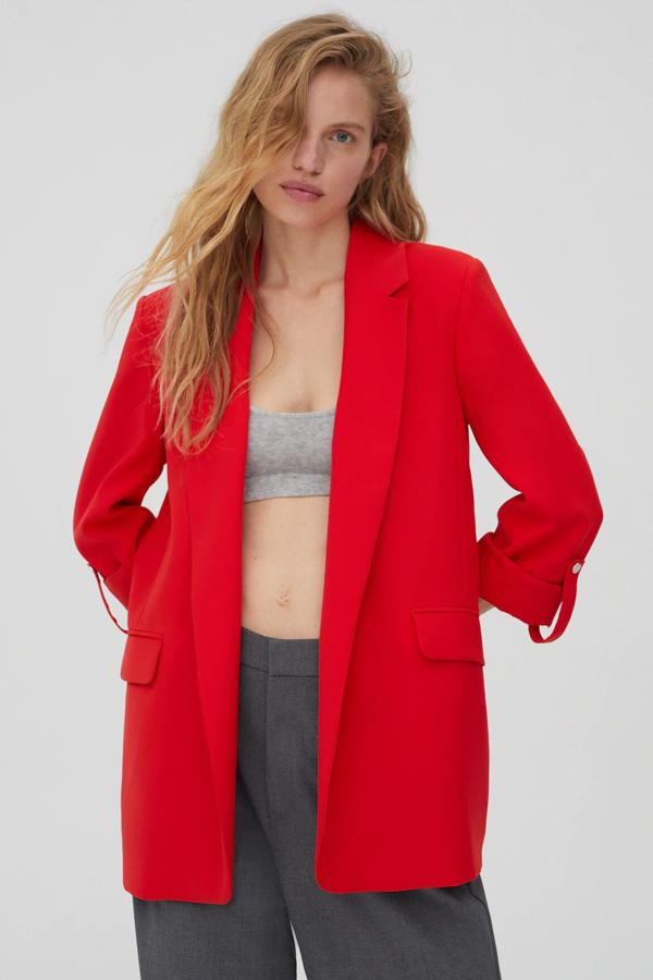 Disponible en varios colores, esta blazer básica roll-up con cuello tipo esmoquin y bolsillos es de Pull & Bear y tiene un precio de 29,99 euros.