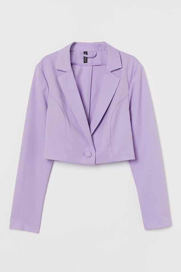 Esta americana cropped de color lila cuenta con costuras en la parte delantera y botón revestido. Es de H&M y tiene un precio de 12,99 euros.