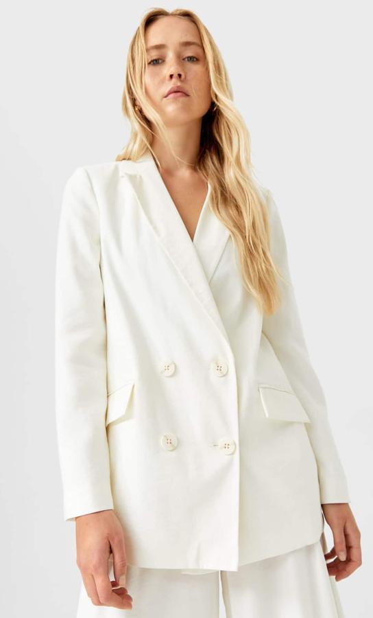 Esta blazer de color crudo con bolsillos de solapa en la parte delantera y cierre cruzado con doble botonadura es de Stradivarius y tiene un precio de 35,99 euros.
