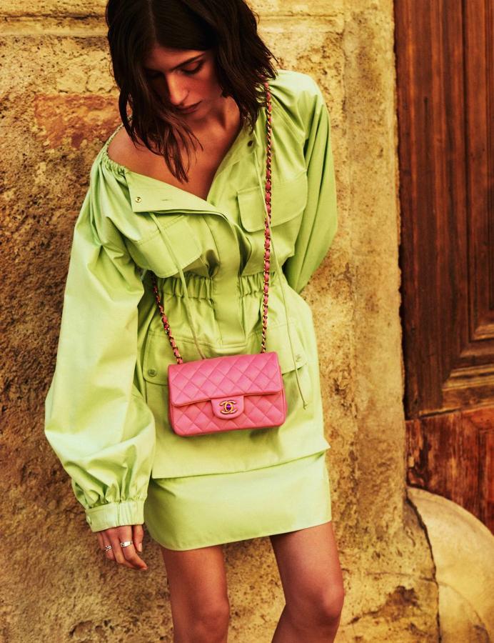 Vestido de Max Mara, bolso de Chanel, y anillos de Aristocrazy. Modelo: Nuria Rothschild (UNO Models). Maquillaje: José Belmonte (Cool). Peluquería: Cynthia de León (Cool). Asistente de fotografía: Dani Capa. Asistente de estilismo: Irache Rubial.