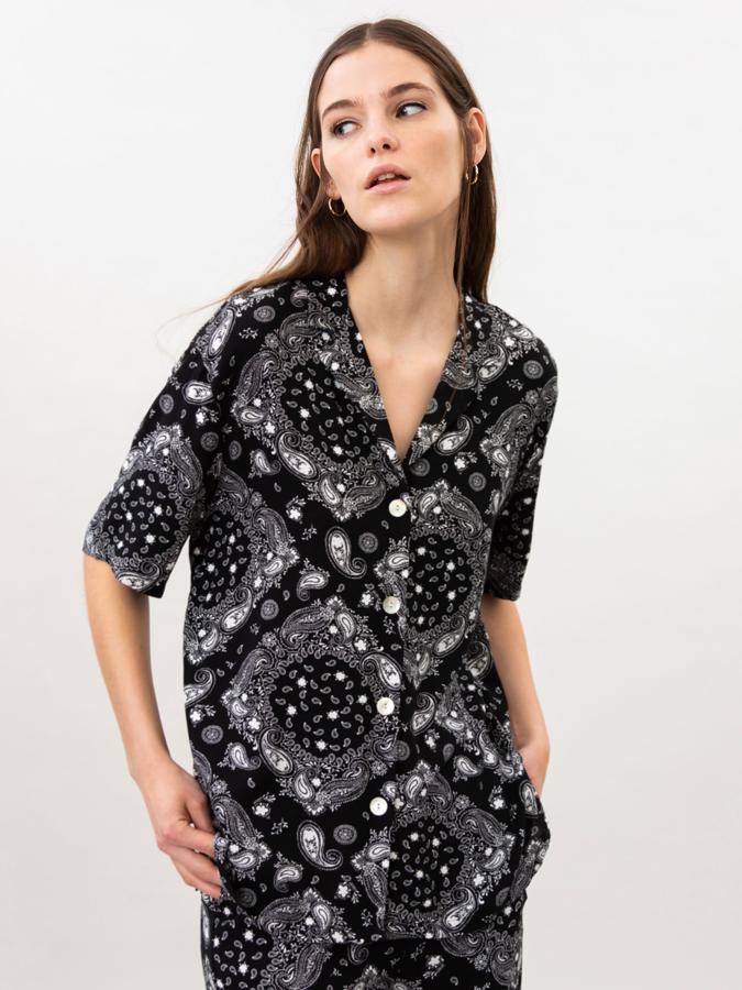 Blusa de algodón de manga corta con estampado de Paisley, de Lefties (9,99 €).