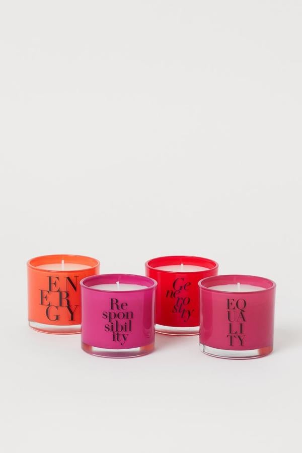 Este set de 4 velas con caja de regalo de la colección deco de Diane Furstenberg x H&M Home cuesta 34.99 euros.