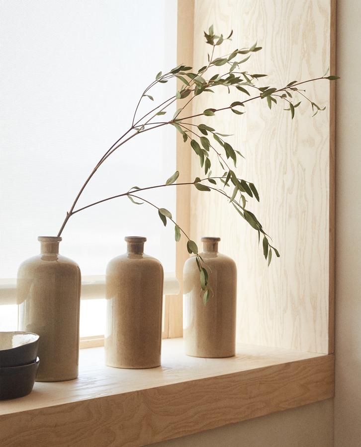 En color beige, este jarrón de gres con diseño clásico tiene una altura de 21 centímetros, un ancho de 9 y un fondo de 9. Su precio es de 19,99 euros.