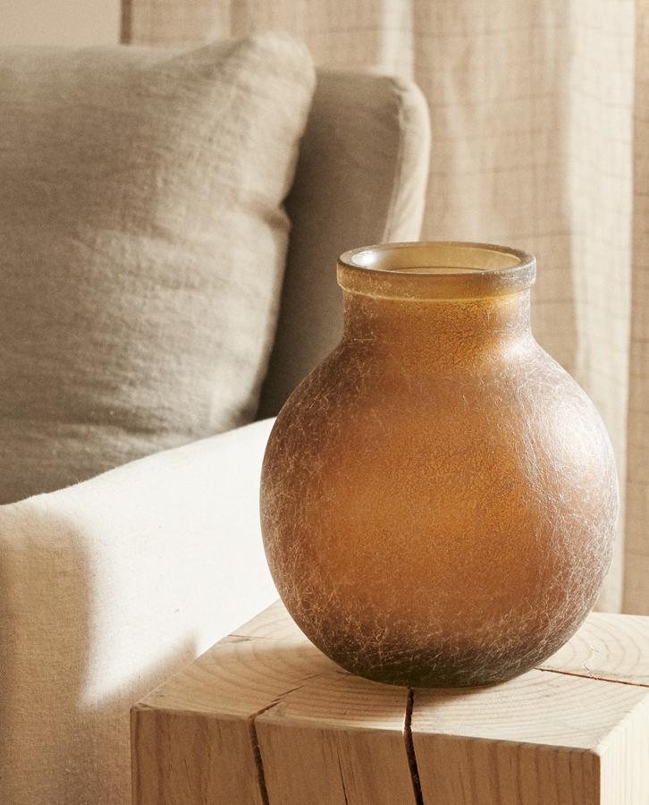 Disponible en dos tonalidades, marrón o beige, este jarrón de vidrio con efecto craquelado está fabricado con vidrio reciclado. Con unas medidas de 25x21x21 centímetros, tiene un precio de 35,99 euros.