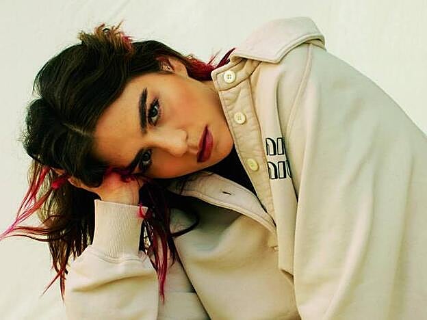 La actriz y directora lleva sudadera de algodón, de Miu Miu.