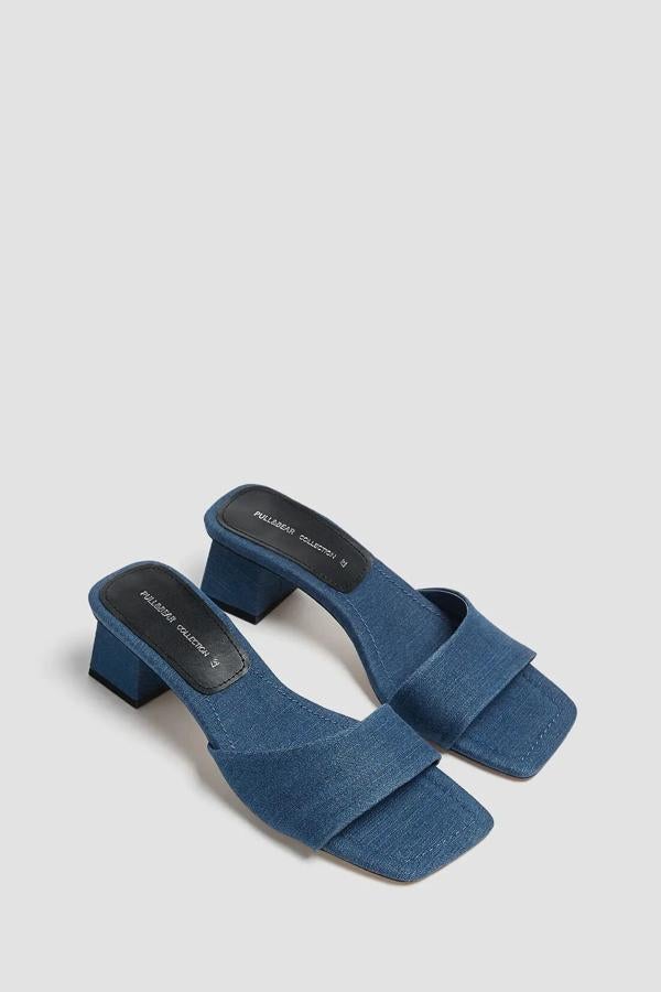 En tejido denim de color azul, esta sandalia con tacón cuadrado de 5,5 centímetros y tira en la parte delantera es de Pull & Bear y tiene un precio de 25,99 euros.