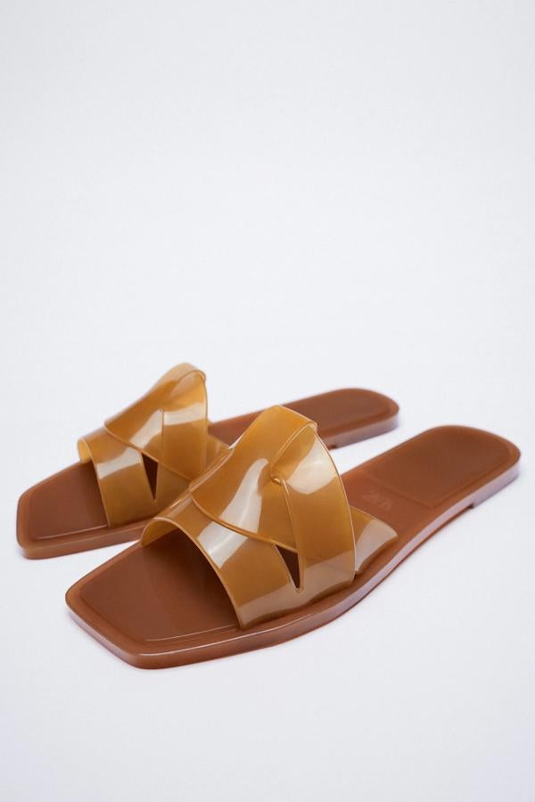 Disponible en marón, blanco o negro., esta sandalia plana con tiras engomadas enlazadas es de Zara y tiene un precio de 17,95 euros.