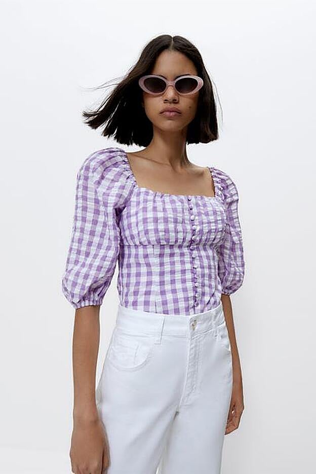 Blusa con estampado vichy en lila y blanco de la nueva colección de Uterqüe (59,99 euros)