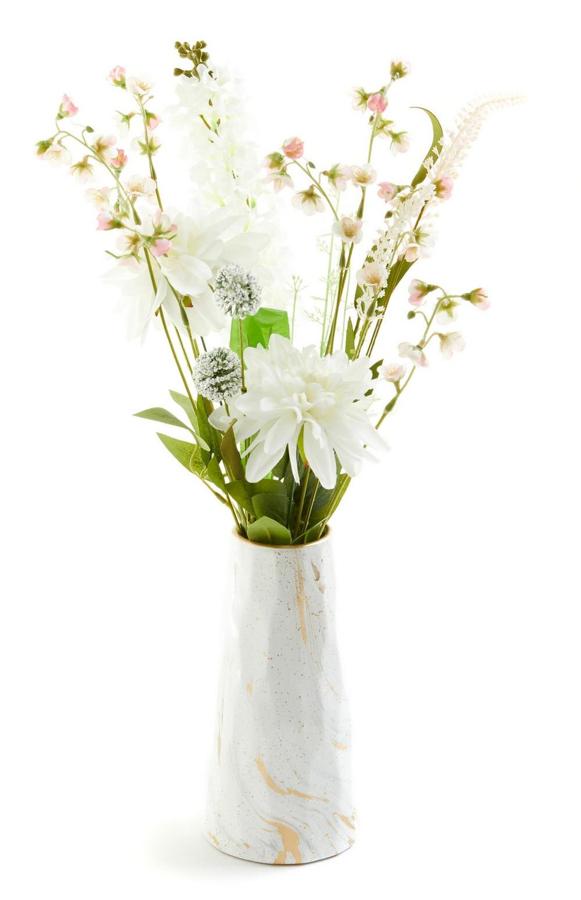 En color rosa y blanco, este arreglo floral con jarrón tiene un precio de 12 euros.