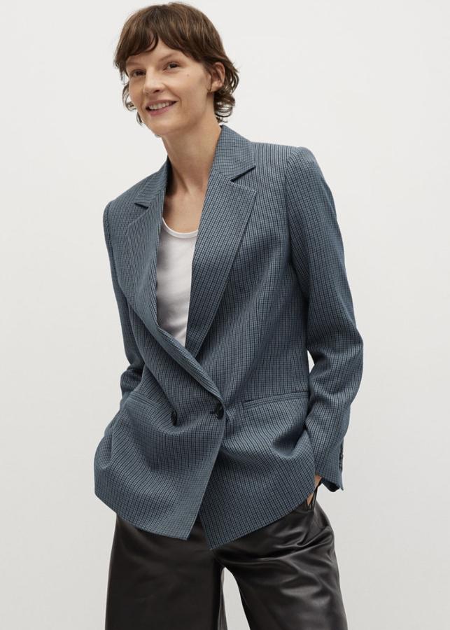 En color azul, esta americana larga con estampado de cuadros y diseño de cuadros cuenta con hombreras y bolsillos laterales y tiene un precio de 29,99 euros (antes 49,99 euros).