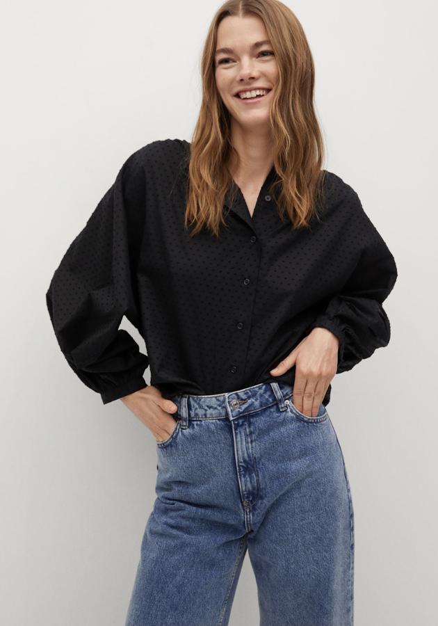 Disponible en negro o en blanco, esta blusa de plumeti con cuello redondo y manga larga abullonada tiene un precio de 19,99 euros (antes 25,99 euros).