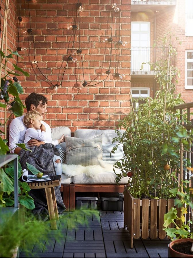 La madera es la protagonista de este salón exterior, cómodo, versátil y perfecto para una terraza pequeña pero muy bien aprovechada. Cada uno de los módulos individuales ÄPPLÄRO que forman el sillón cuestan 60 euros, y el macetero de madera, 30 euros.