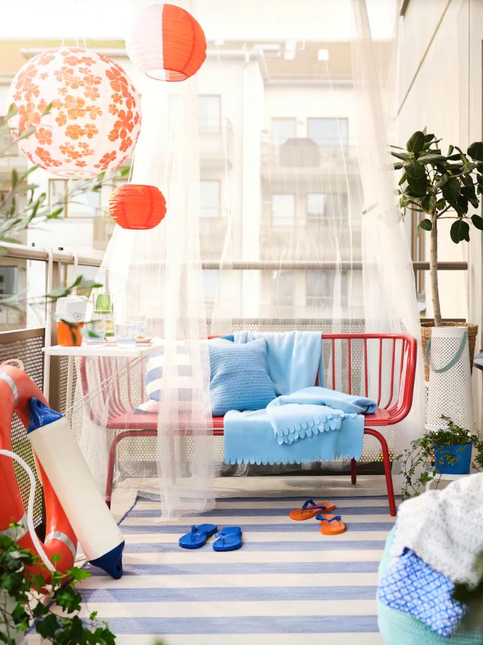 Un pequeño balcón como este puede convertirse en un auténtico chiringuito de playa en medio de la ciudad. El sillón BRUSEN de IKEA cuesta 179 euros, las lámparas SOLVINDEN, 9 euros; y la alfombra VRENSTED, 30 euros.