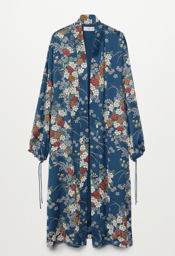 En color azul y con estampado de flores, este vestido kimono en tejido fluido cuenta con manga larga abullonada y puños elásticos. Tiene un precio de 39,99 euros (antes 59,99 euros).