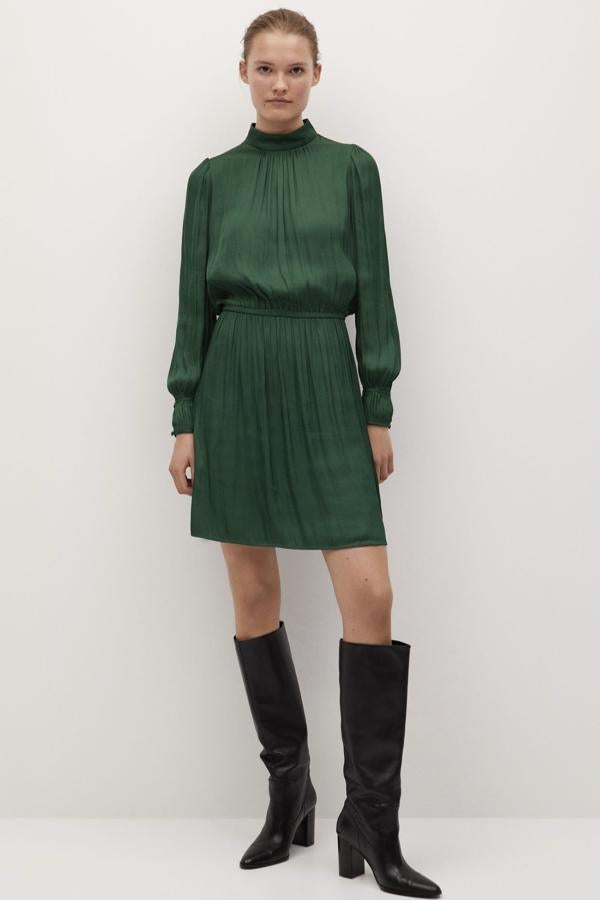 En color verde, este vestido fluido con manga larga abullonada y detalles plisados cuenta con cintura elástica y tiene un precio de 29,99 euros (antes 39,99 euros).