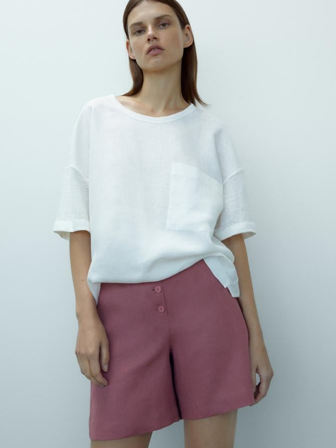 En un bonito color arcilla rosado, estas bermudas de lino con cierre de botones a tono tienen dos bolsillos laterales y dos bolsillos de ojal en la parte posterior y cintura elástica en la parte trasera. Disponibles entre las tallas 34 y 42, cuestan 39,95 euros.